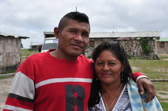 O Luis, nosso guia, e sua esposa Stefany, moradores da Aldeia Aponwao, na Grand Sabana, na Venezuela